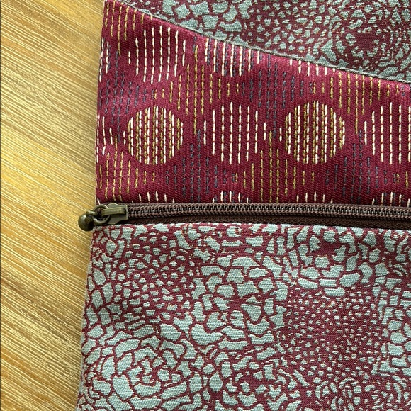 Maruca Design Crossbody Pocket Bag - Picture 5 of 7